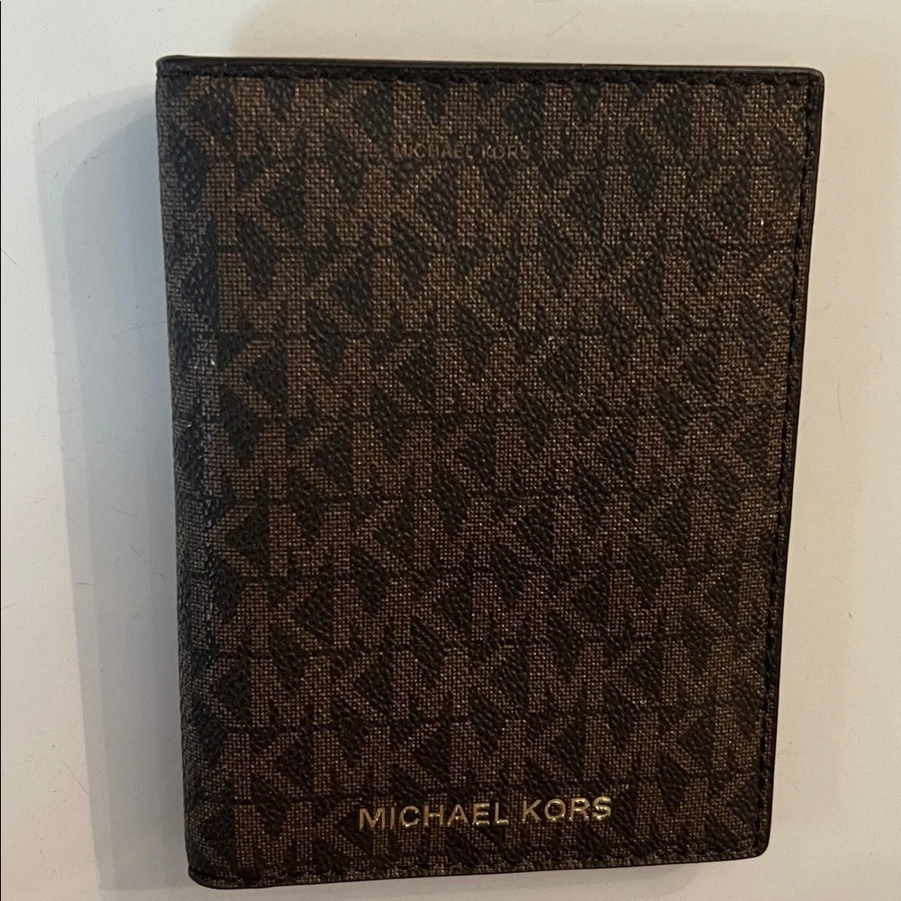 MICHAEL KORS NWOT BROWN CARD & PASSPORT CASE - Picture 9 of 9